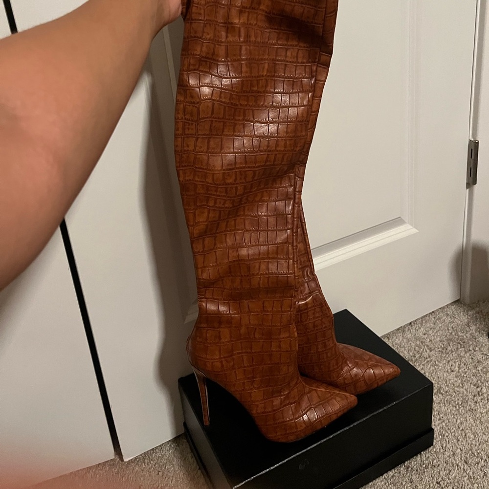 Thigh high Croc es Bossed size 8
